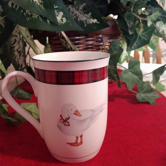 Set of 4 Arita Fine Porcelain TARTAN "Christmas Traditions" Mugs - Picture 3 of 8
